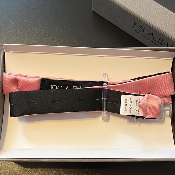 JOS A Bank Textured Pre-Tied Bow Tie NWT - Picture 4 of 4